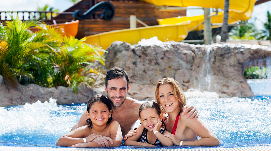 família em piscina de clube em férias