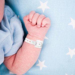 pulseira de identificação hospitalar em bebê