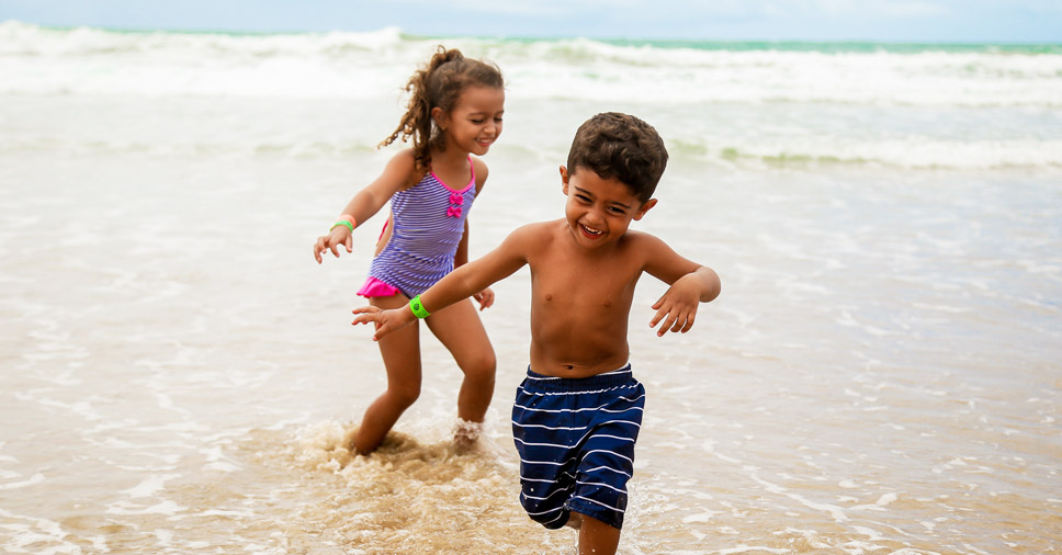 Identificação infantil: verão aumenta demanda por pulseiras de identificação