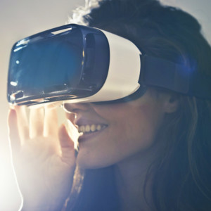 mulher com óculos de realidade virtual