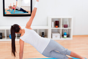 Mulher faz sessão de yoga online