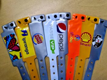 Cores vibrantes e detalhes precisos que transformam cada pulseira em uma peça única de marketing.