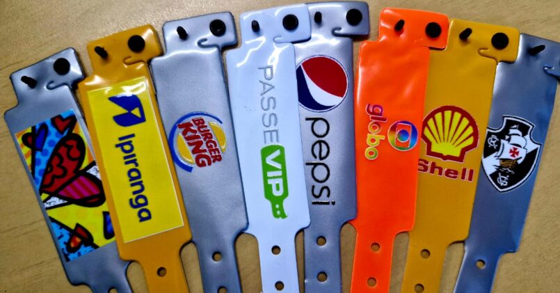 Cores vibrantes e detalhes precisos que transformam cada pulseira em uma peça única de marketing.