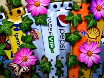 Pulseiras de identificação com flores e folhas representam a pulseira biodegradável.