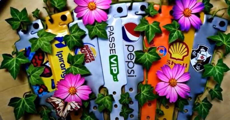 Pulseiras de identificação com flores e folhas representam a pulseira biodegradável.