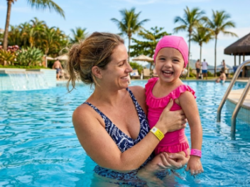Colecione momentos inesquecíveis e aproveite as férias seguras com mãe e filha na piscina.